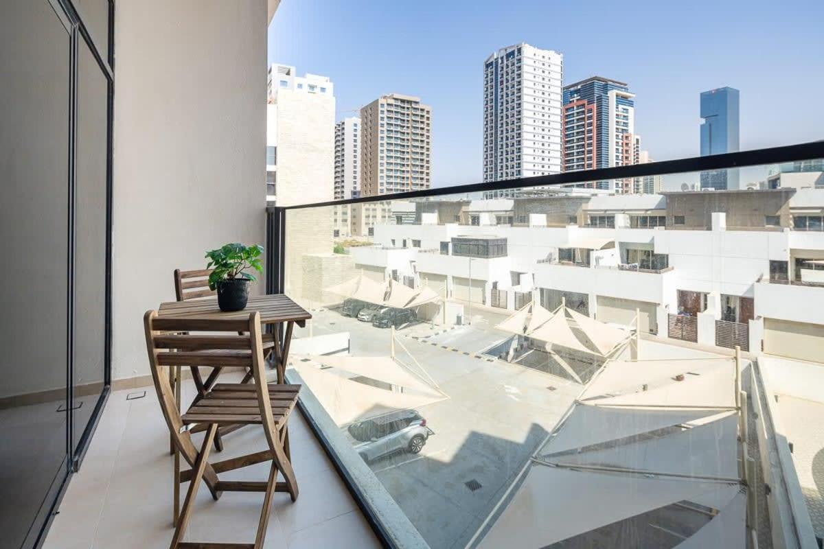 Frank Porter - Shamal Residences 2 *