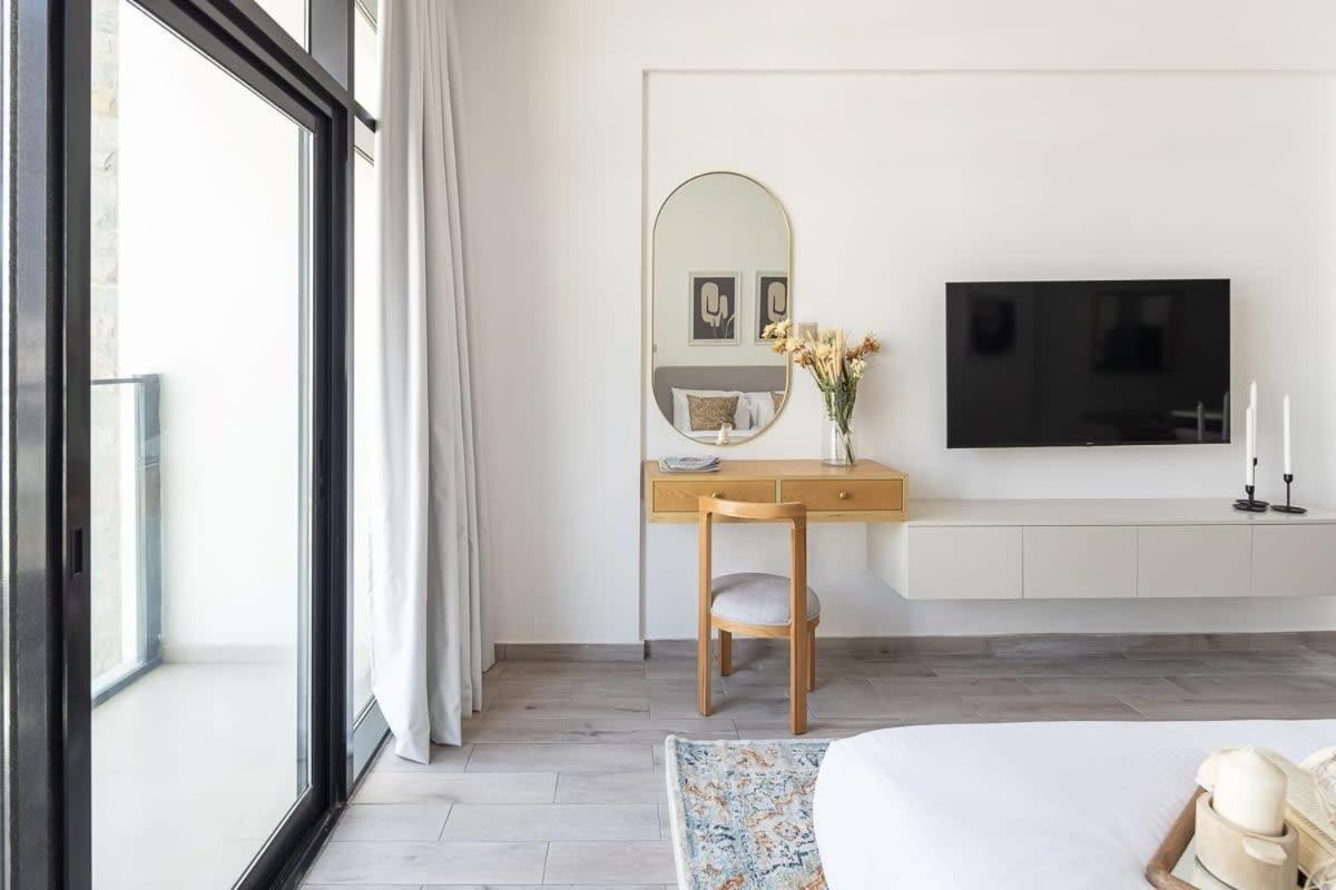 Frank Porter - Shamal Residences 2 *