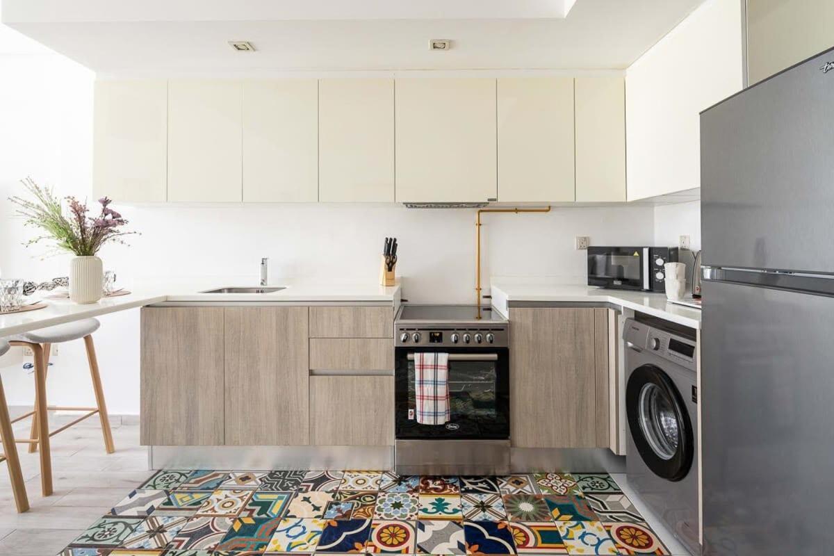Frank Porter - Shamal Residences 2 Apartment