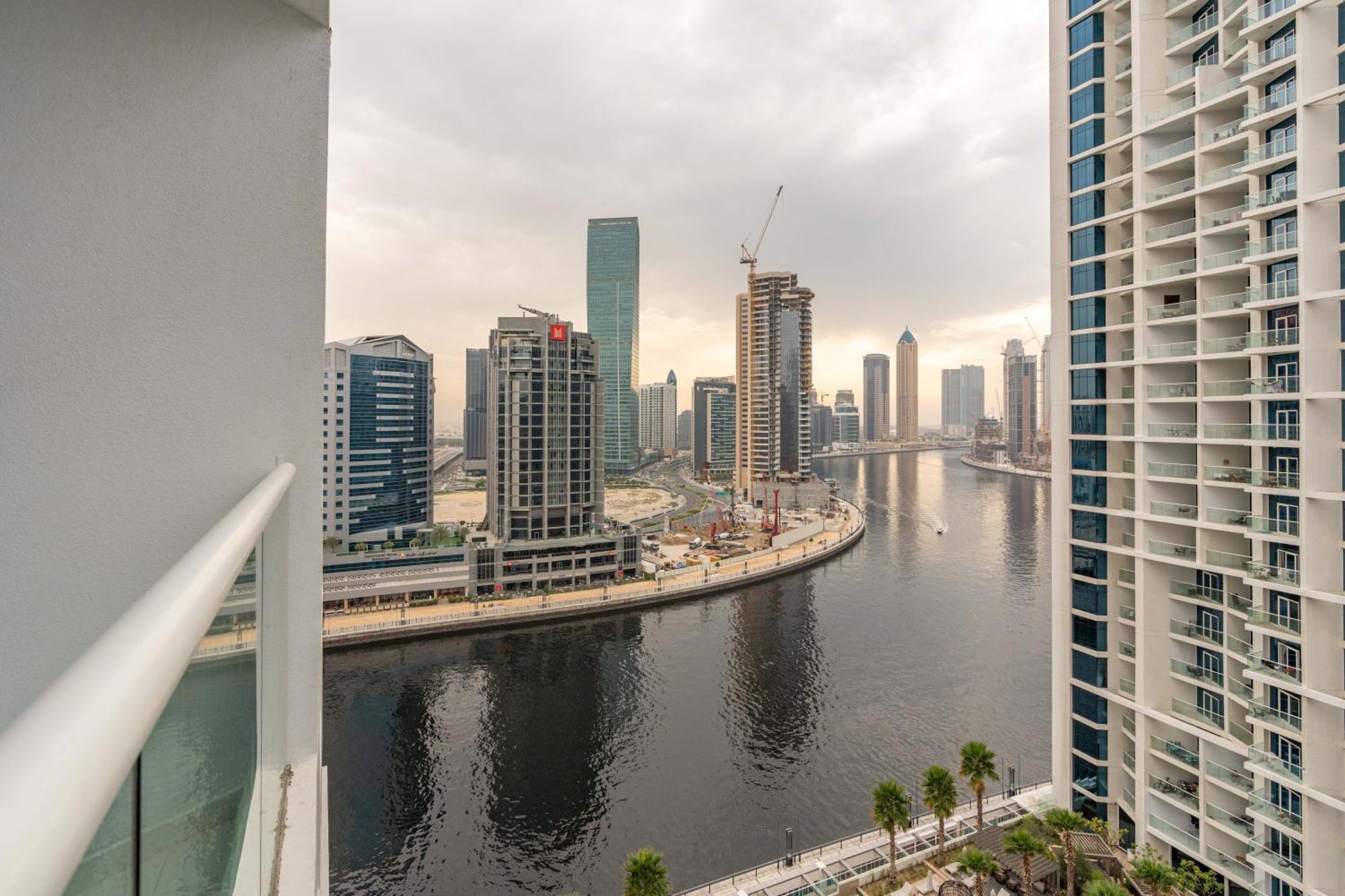 Spacious Luxe Family With Canal & Burj Khalifa View Daire *