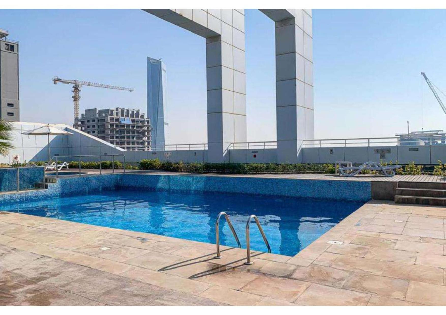 Elevate Your Lifestyle At Goldcrest Bldg. Apartment *
