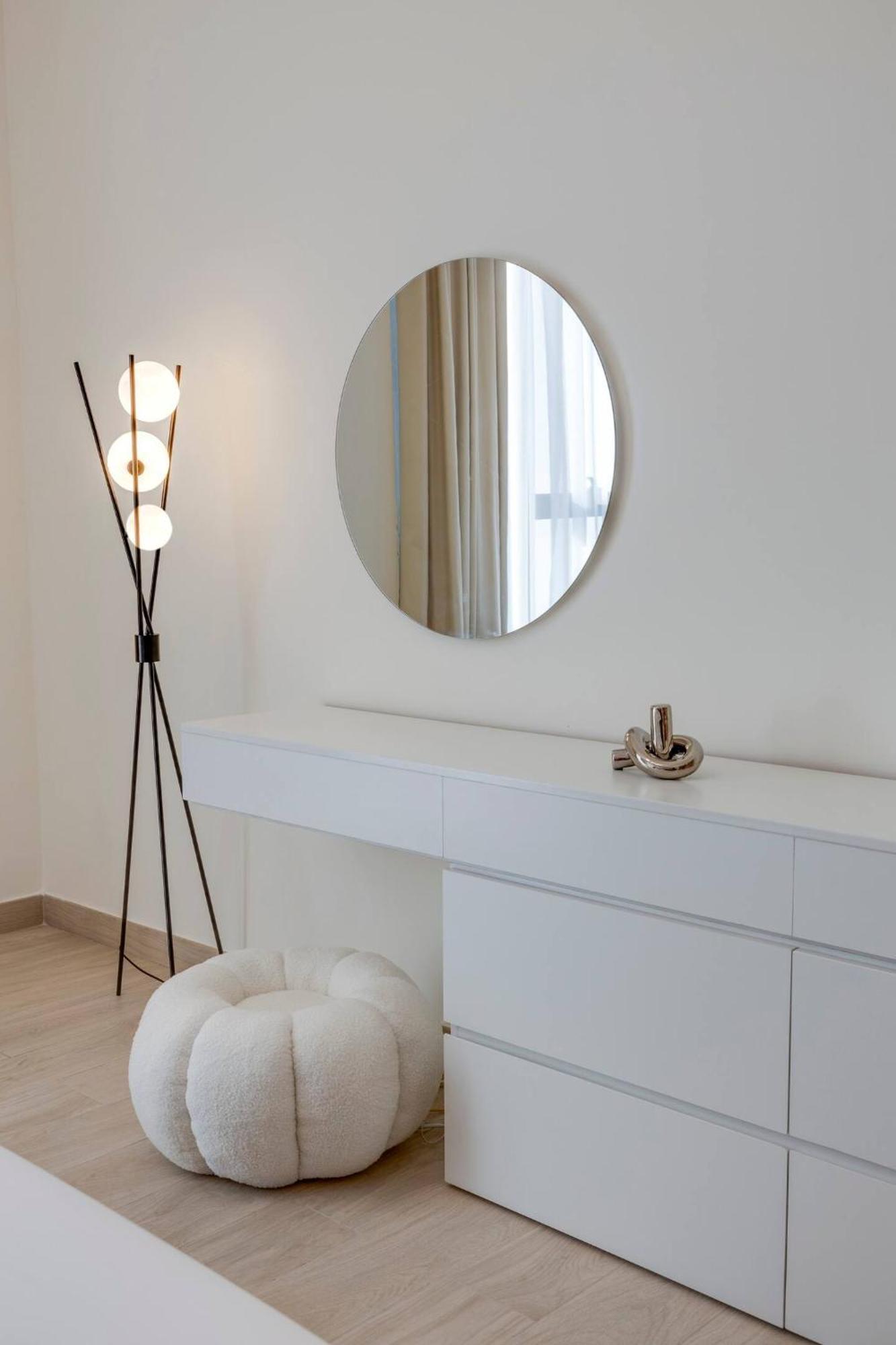 Elegant 2-br Gem Quick Access Downtown Apartment Dubai