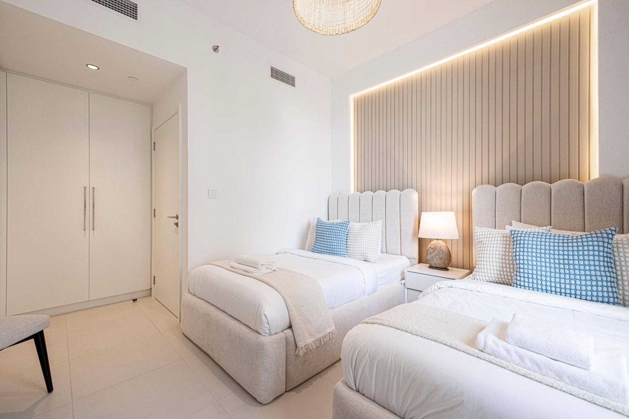 Burj Crown - Spectacular Boulevard View, Opposite Mall Apartment *