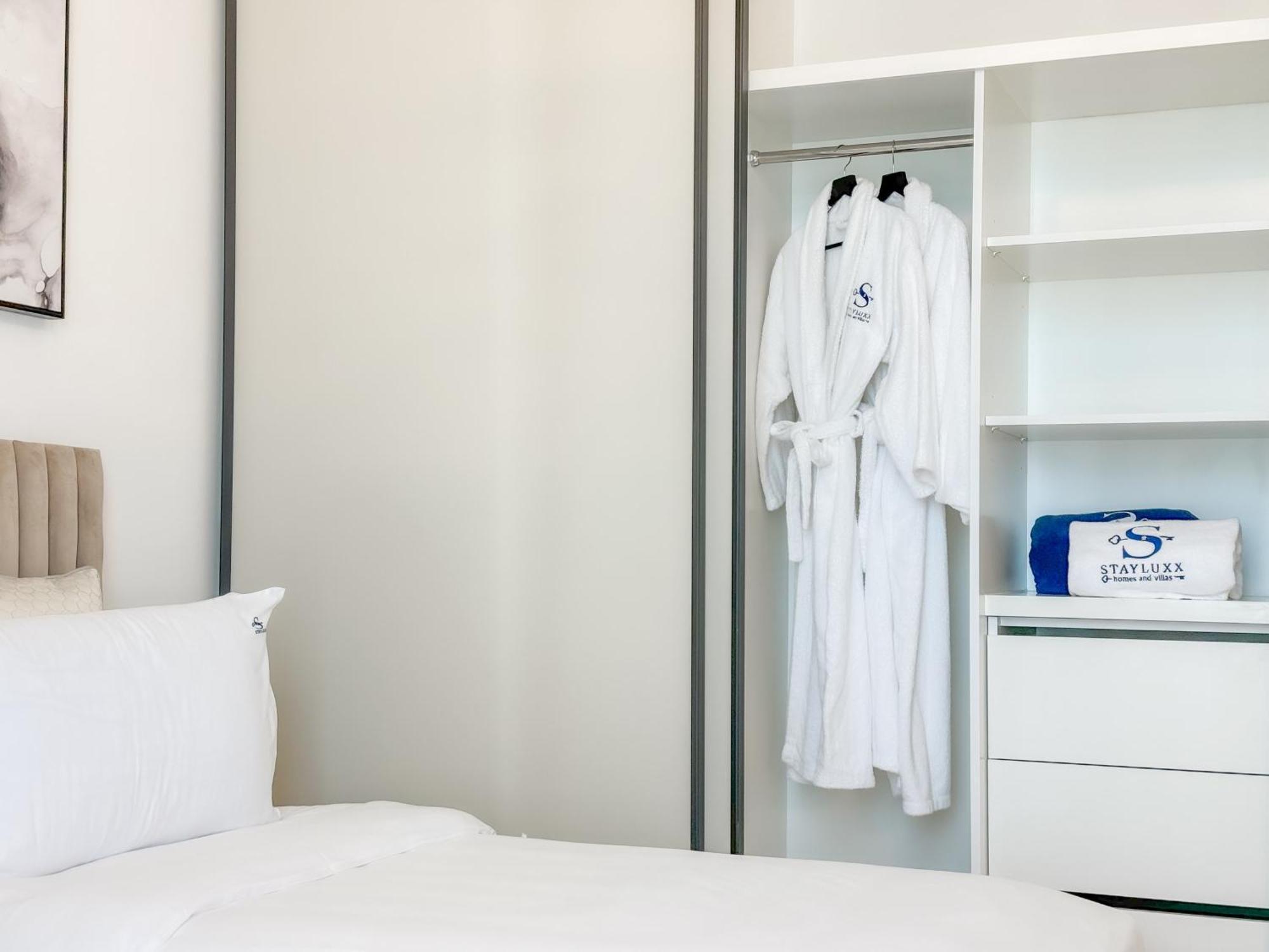 Daire Panoramic Escape With Private Beach, 2br On High Floor
