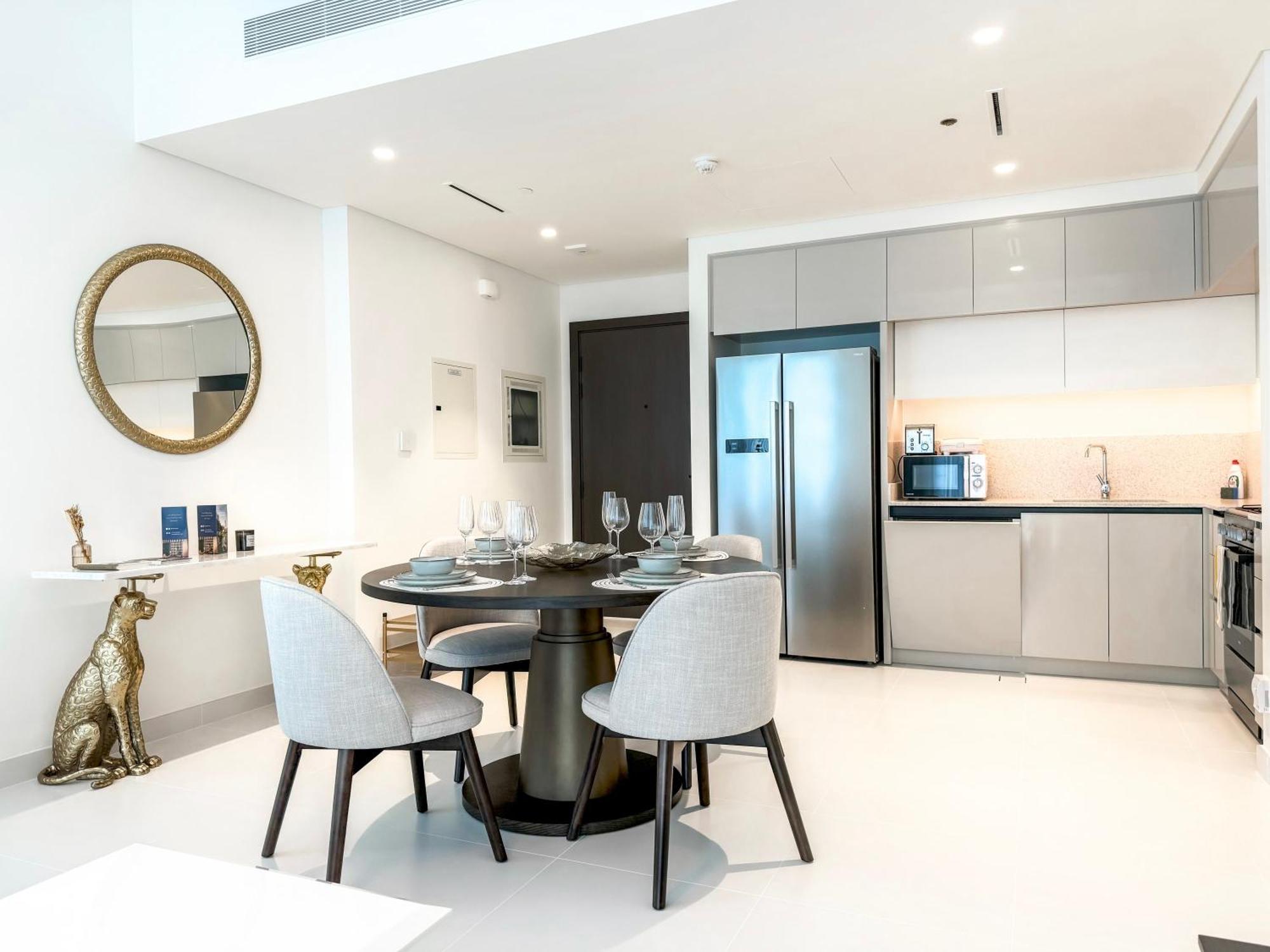 Panoramic Escape With Private Beach, 2br On High Floor Daire Dubai