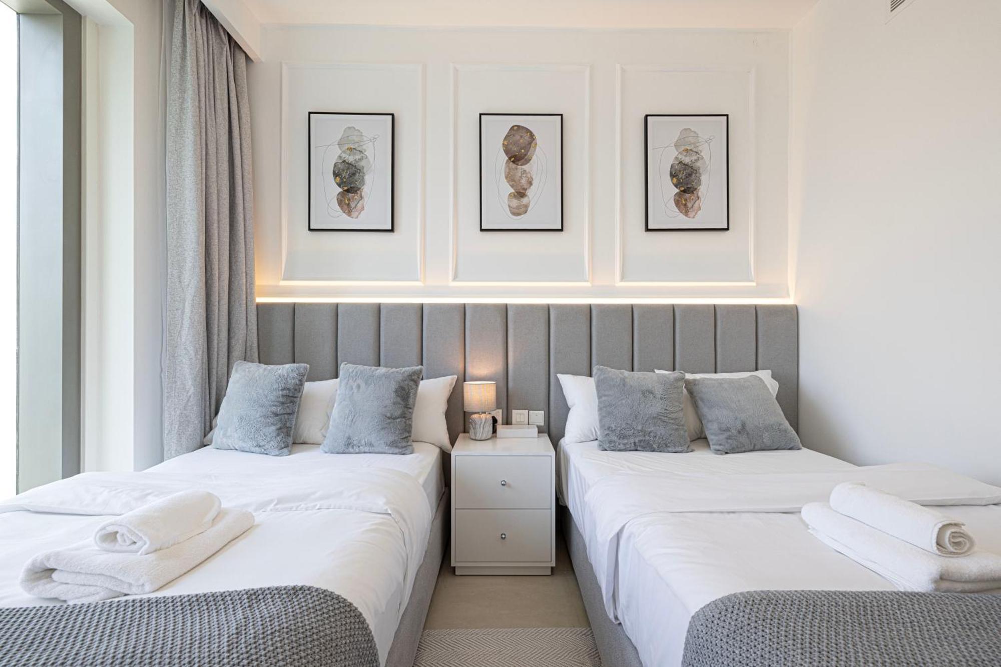Burj Khalifa View & Mall Connection Apartment