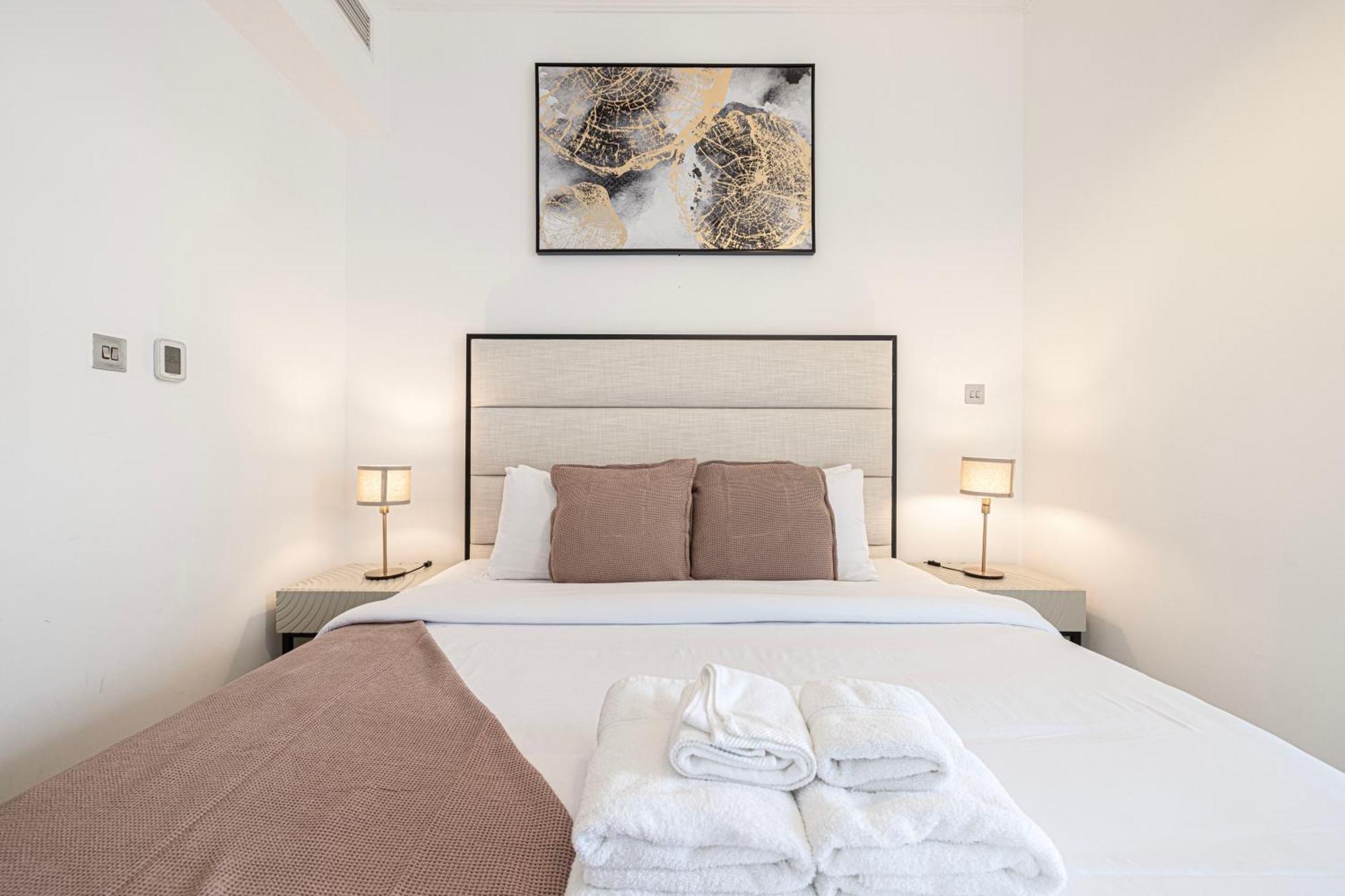 Luxury 1br At Marina: Stunning Marina Views, Pool & Gym Apartment
