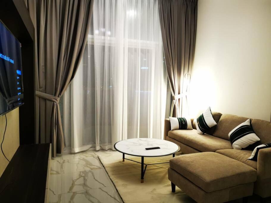 Casa de férias 208 Amazing 2 Bedroom With Burj Khalifa & Canal View