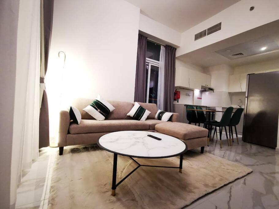 Casa de férias 208 Amazing 2 Bedroom With Burj Khalifa & Canal View