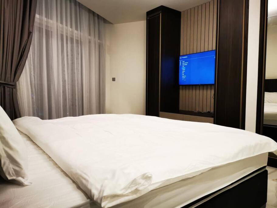 Casa de férias 208 Amazing 2 Bedroom With Burj Khalifa & Canal View *