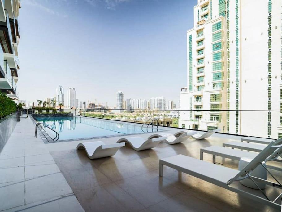 Apartment Stunning With Artful Interior And Urban Views