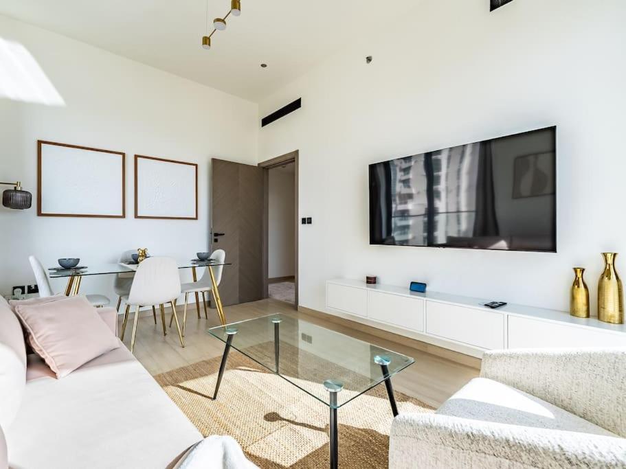 Apartment Stunning With Artful Interior And Urban Views Dubai
