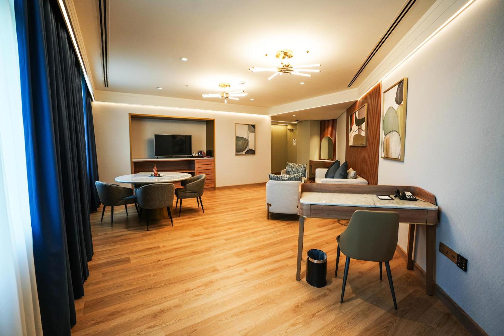 Mövenpick Grand Al Bustan Hotel 5*