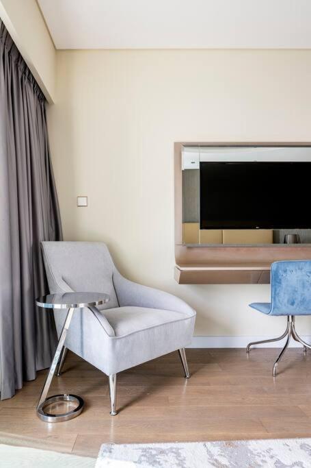 Stunning High Floor I 1bhk I Bills Included Apartment *