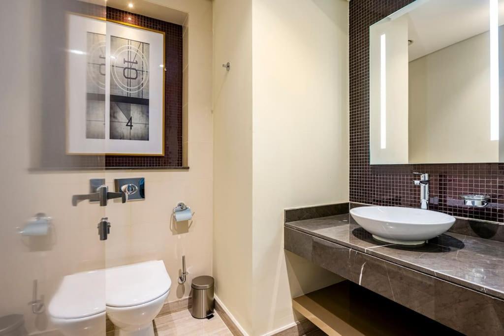 Apartment Stunning High Floor I 1bhk I Bills Included