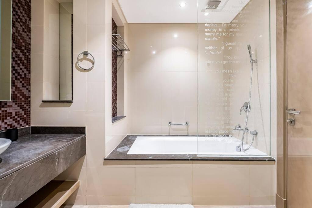 Stunning High Floor I 1bhk I Bills Included * Dubai