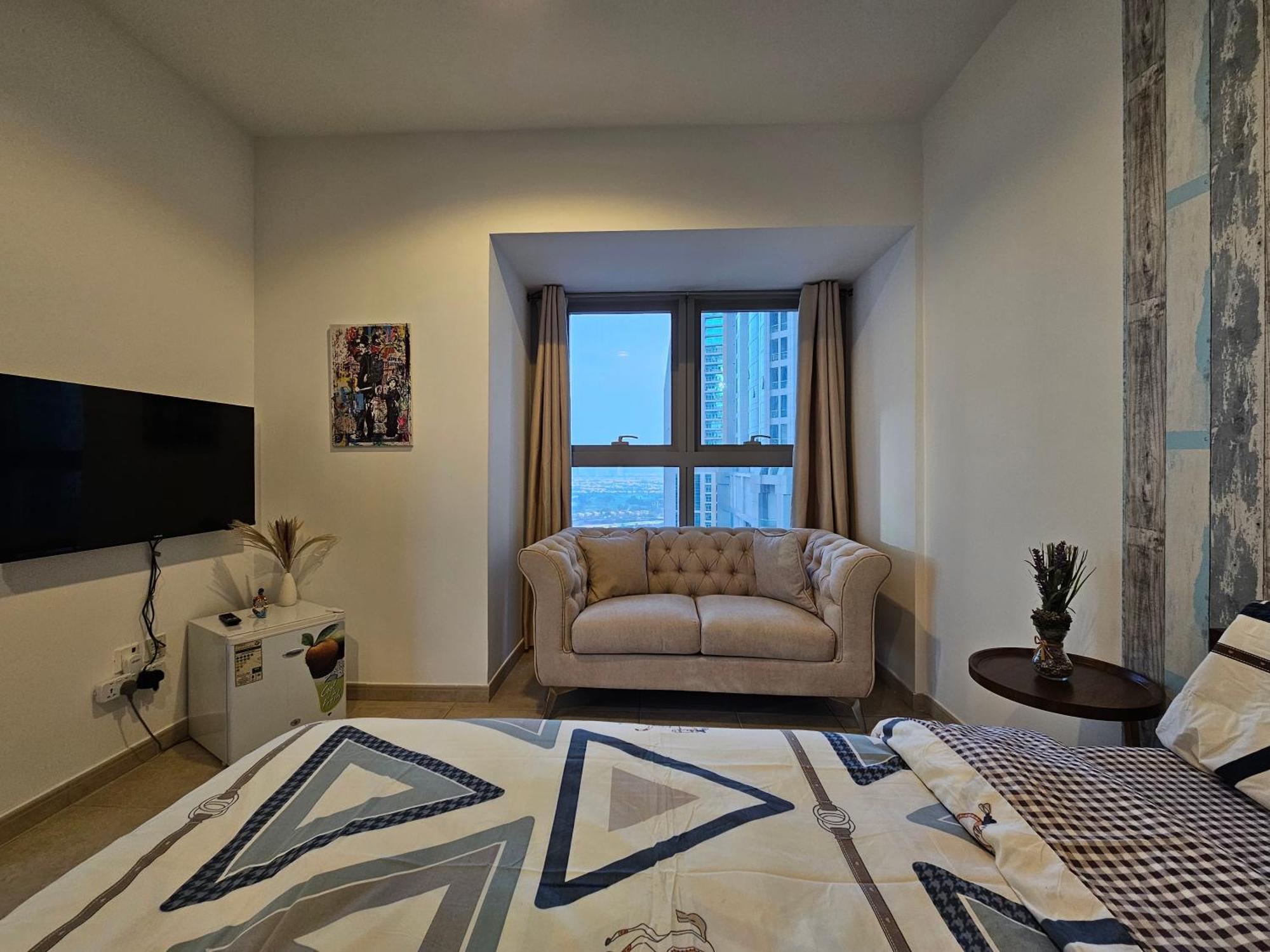 Super Host At Highest Residential Tower In The World, Private In A Shared Homestay Dubai