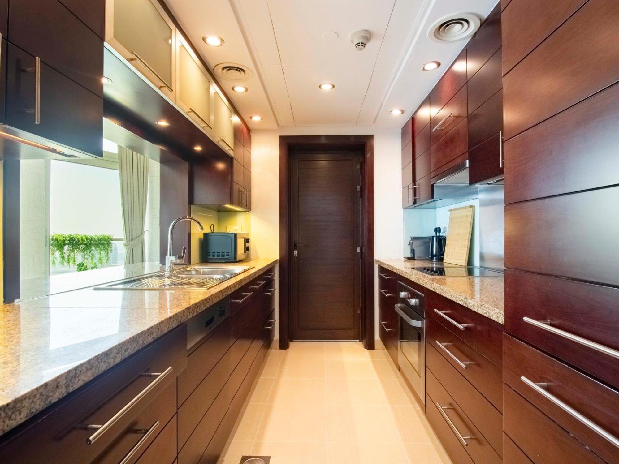 Spacious 2br In Downtown In High Floor Apartment Dubai