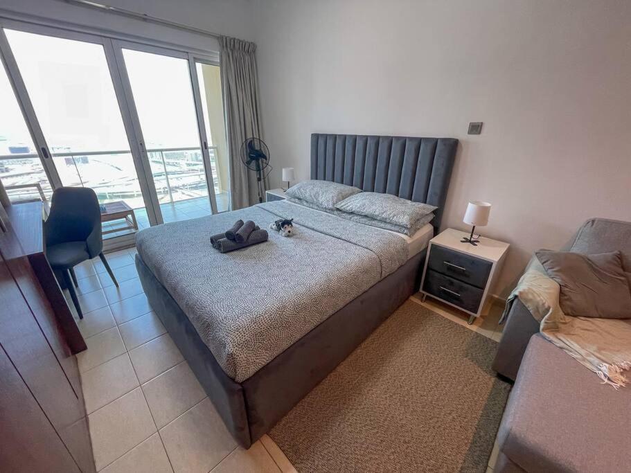 Unwind Above The Clouds, High Floor Gem Near Jbr, Marina & Dmcc Metro Apartment