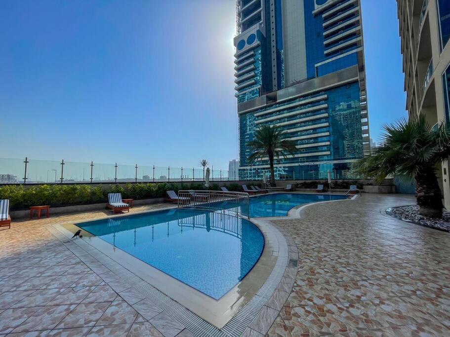 Unwind Above The Clouds, High Floor Gem Near Jbr, Marina & Dmcc Metro Apartment *