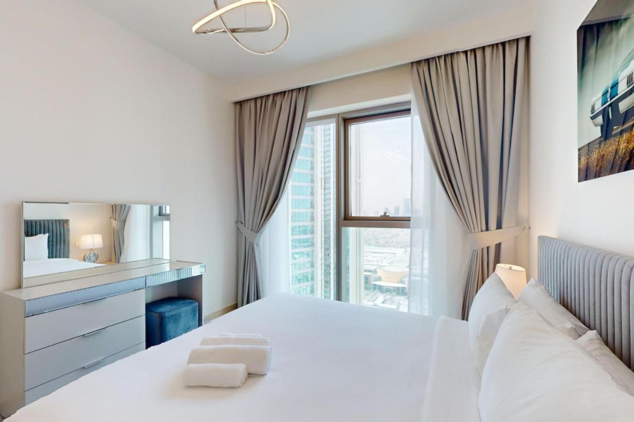 Apartment Downtown Views 2 - Sleek Two Bedroom *
