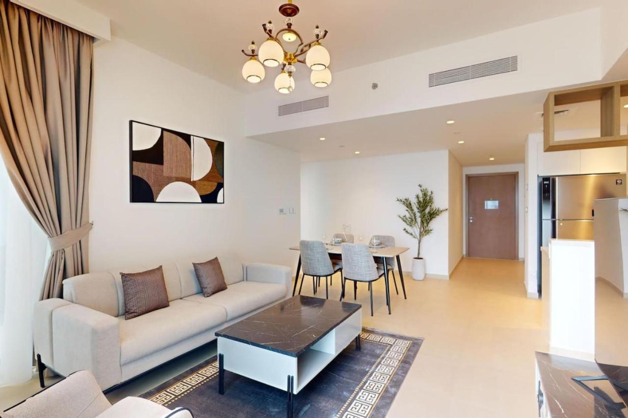 Apartment Downtown Views 2 - Sleek Two Bedroom *