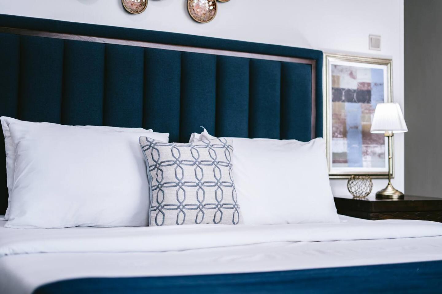 Wake Up To Sea Views In A Blue Lush On 51st Aparthotel