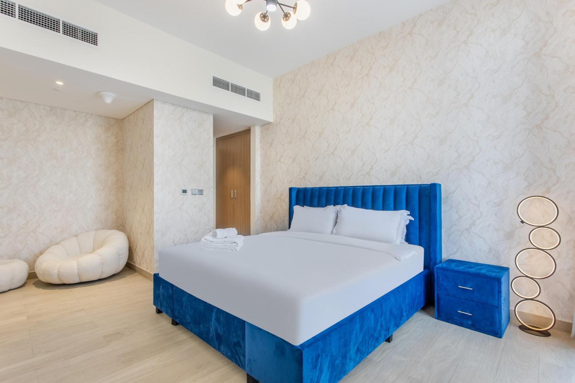 Elegant 2-br Gem Quick Access Downtown Apartment *