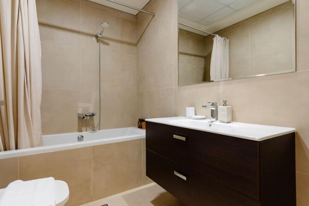 Modern L Sleeps 4 L 2 Baths Apartment