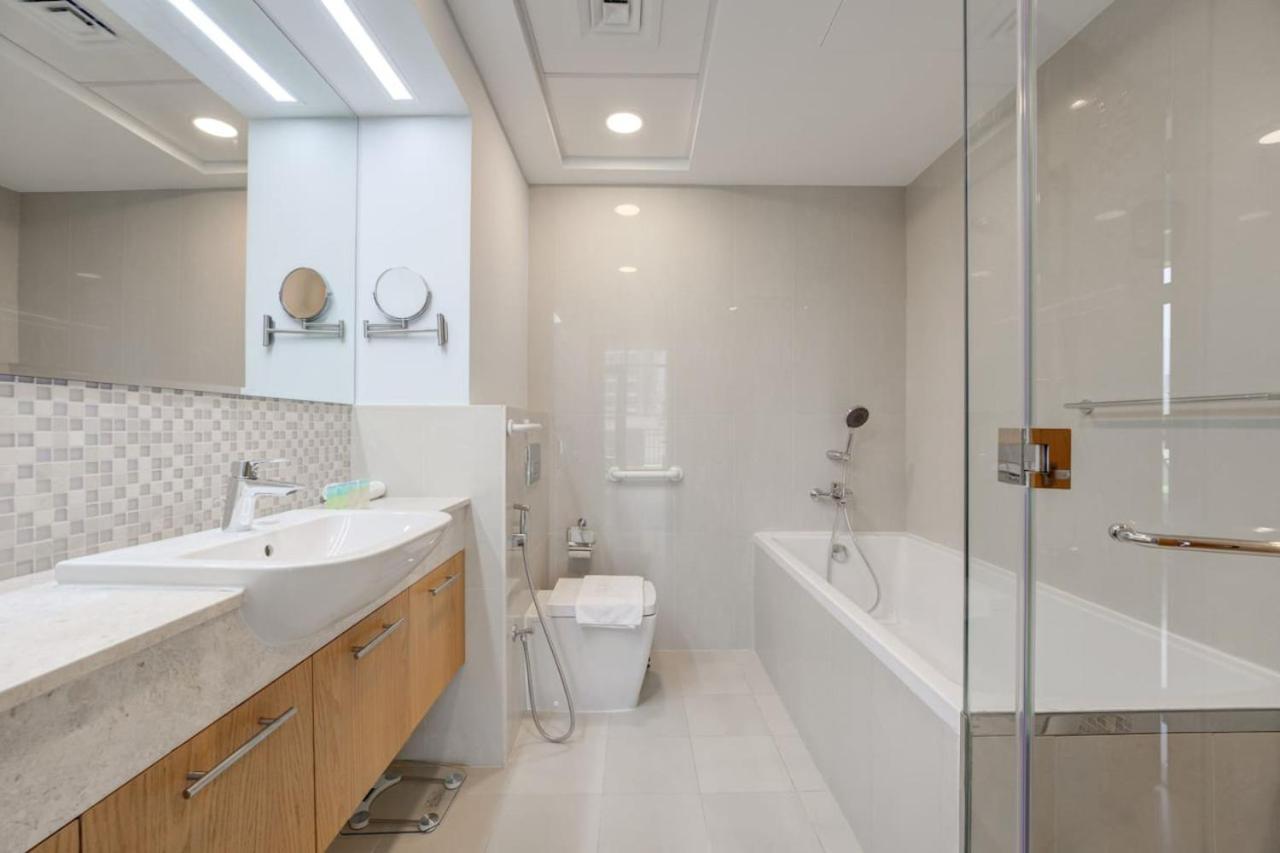 Downtown 1 Bed With Large Bright Terrace Dubai