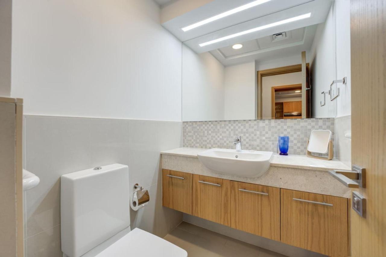 Downtown 1 Bed With Large Bright Terrace * Dubai