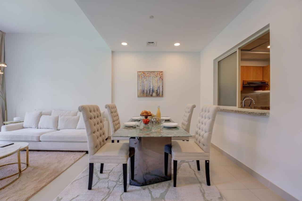 Downtown 1 Bed With Large Bright Terrace Apartment *
