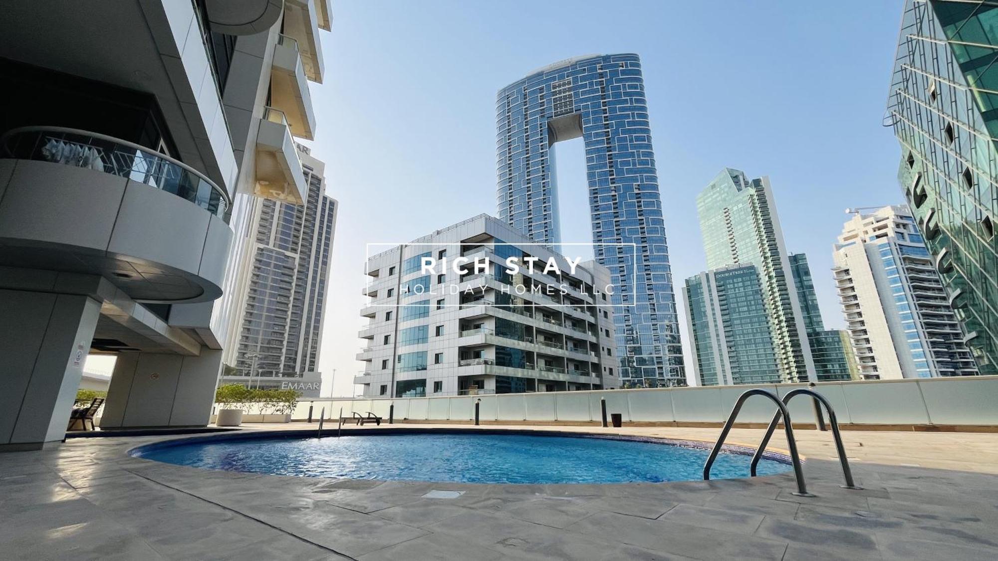 Canal View 2br & Maid In Kg Tower, Marina Apartment