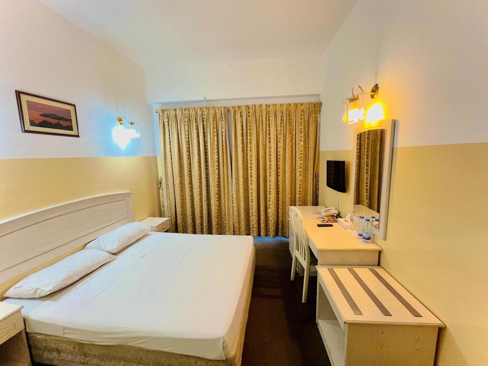 Hotel Queens Next Sabkha Bus Station 2*