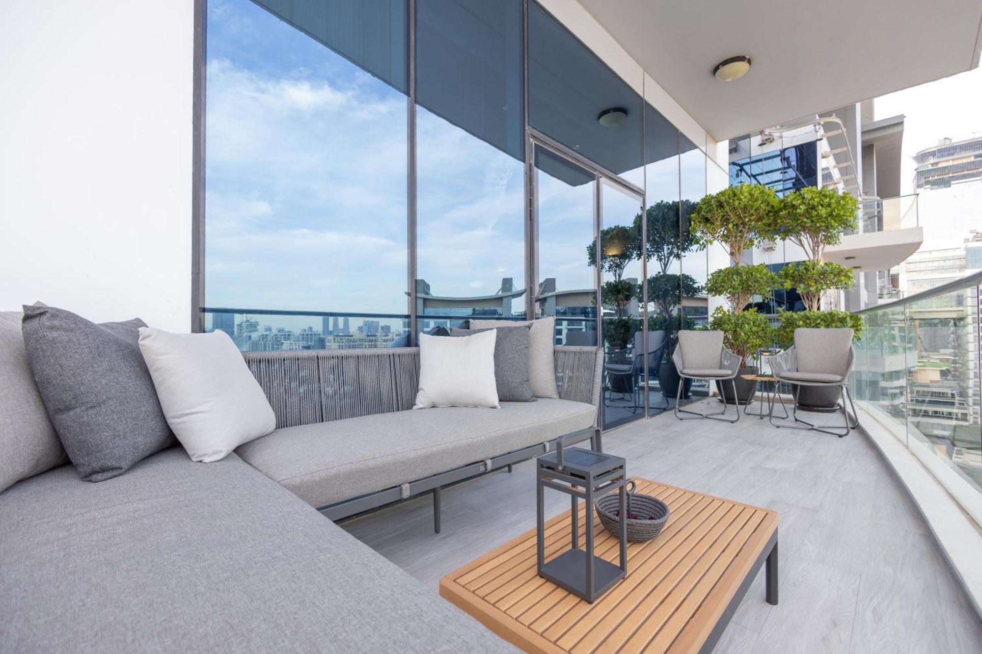 Welhome - Oceanfront Elegance 1br With Palm & Sea Views