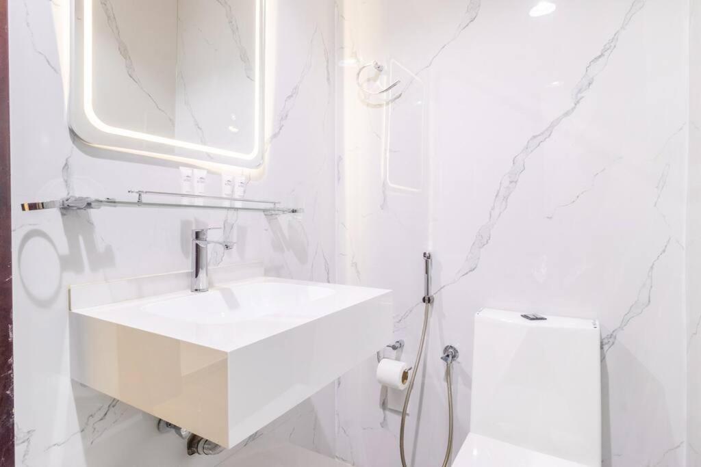 High Floor Spacious 3br Chic W Amazing Marina View Apartment *