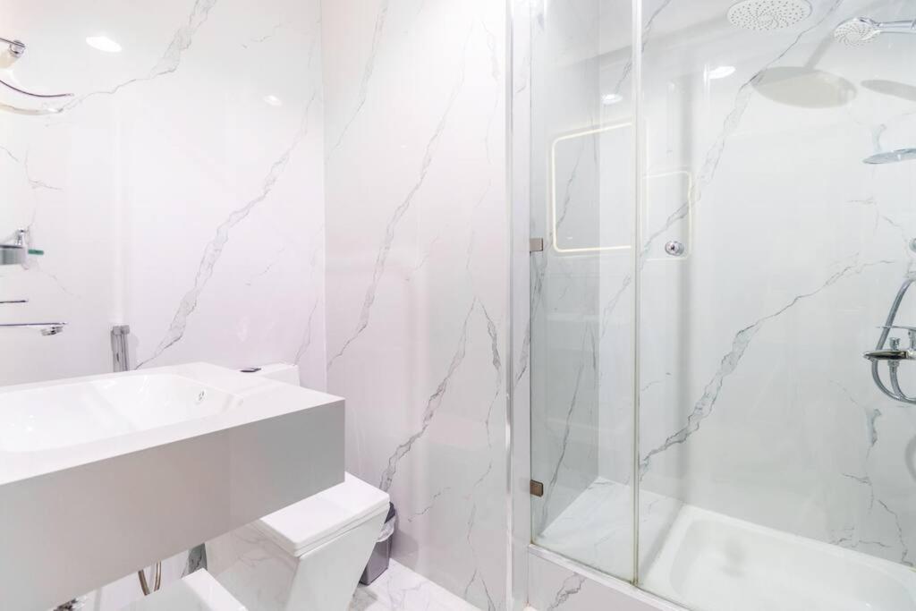 High Floor Spacious 3br Chic W Amazing Marina View * Dubai