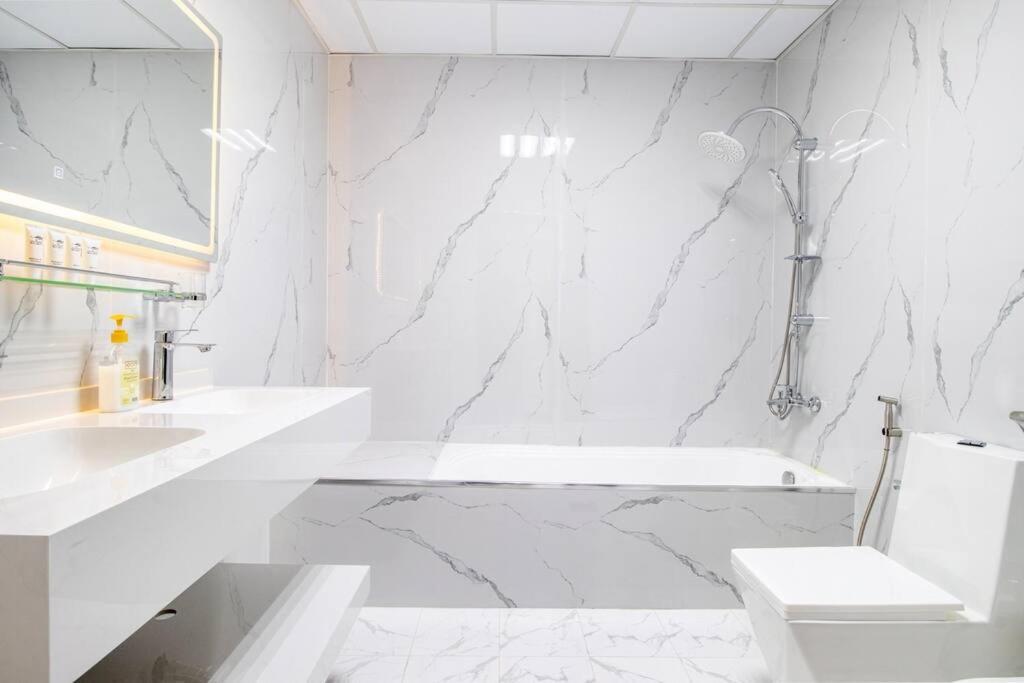 High Floor Spacious 3br Chic W Amazing Marina View Apartment