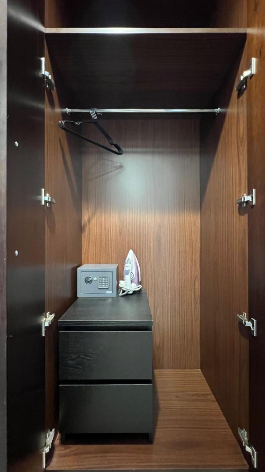 Apartment Luxury 2-br Overlooking Burj & Fountain Views Dubai