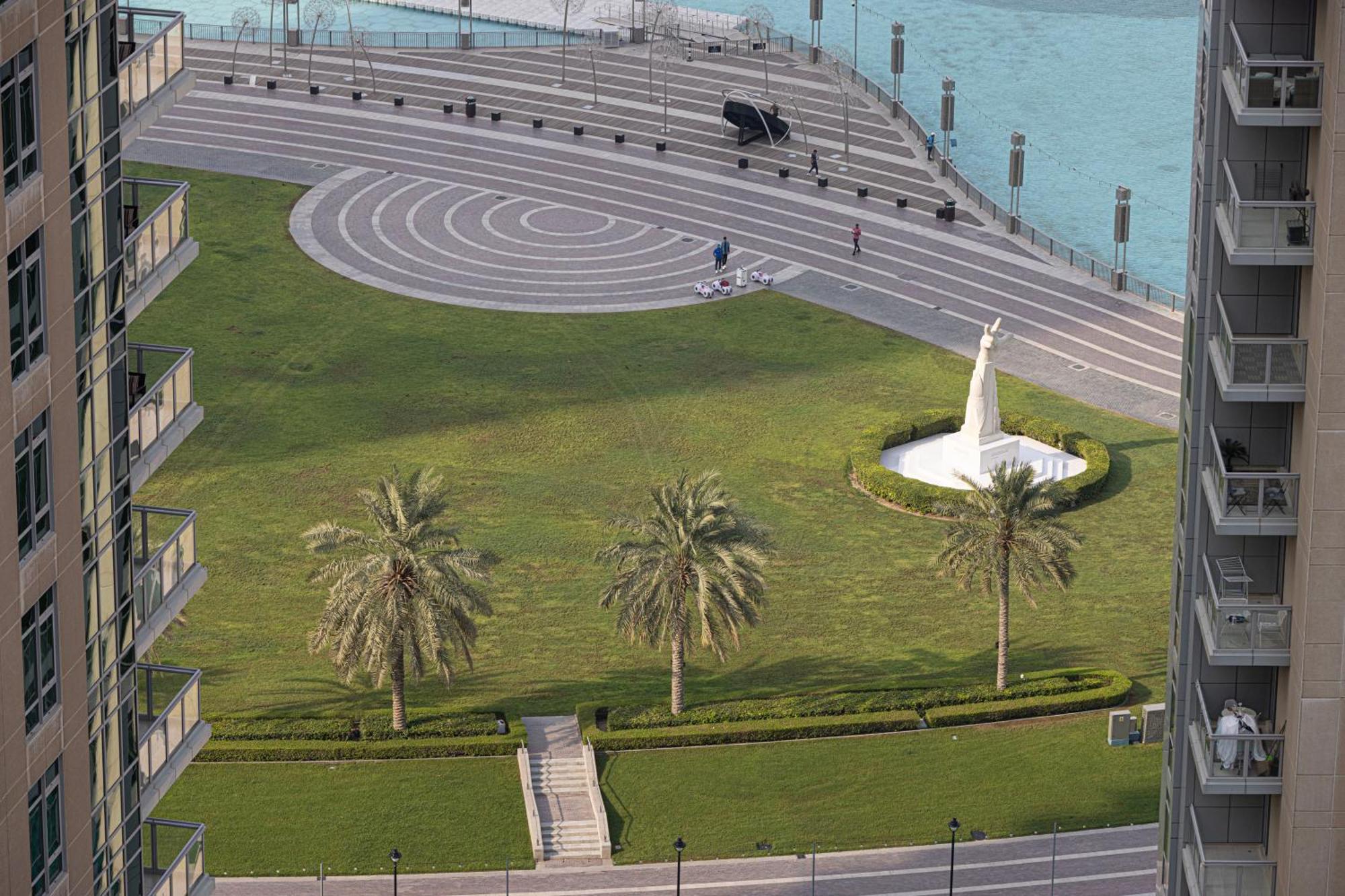 Apartment Luxury 2-br Overlooking Burj & Fountain Views Dubai