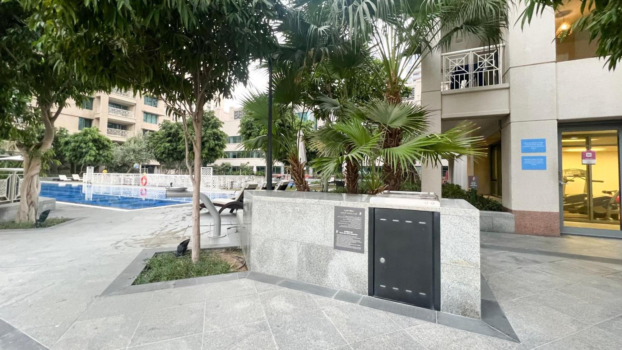 Luxury 2-br Overlooking Burj & Fountain Views Apartment *