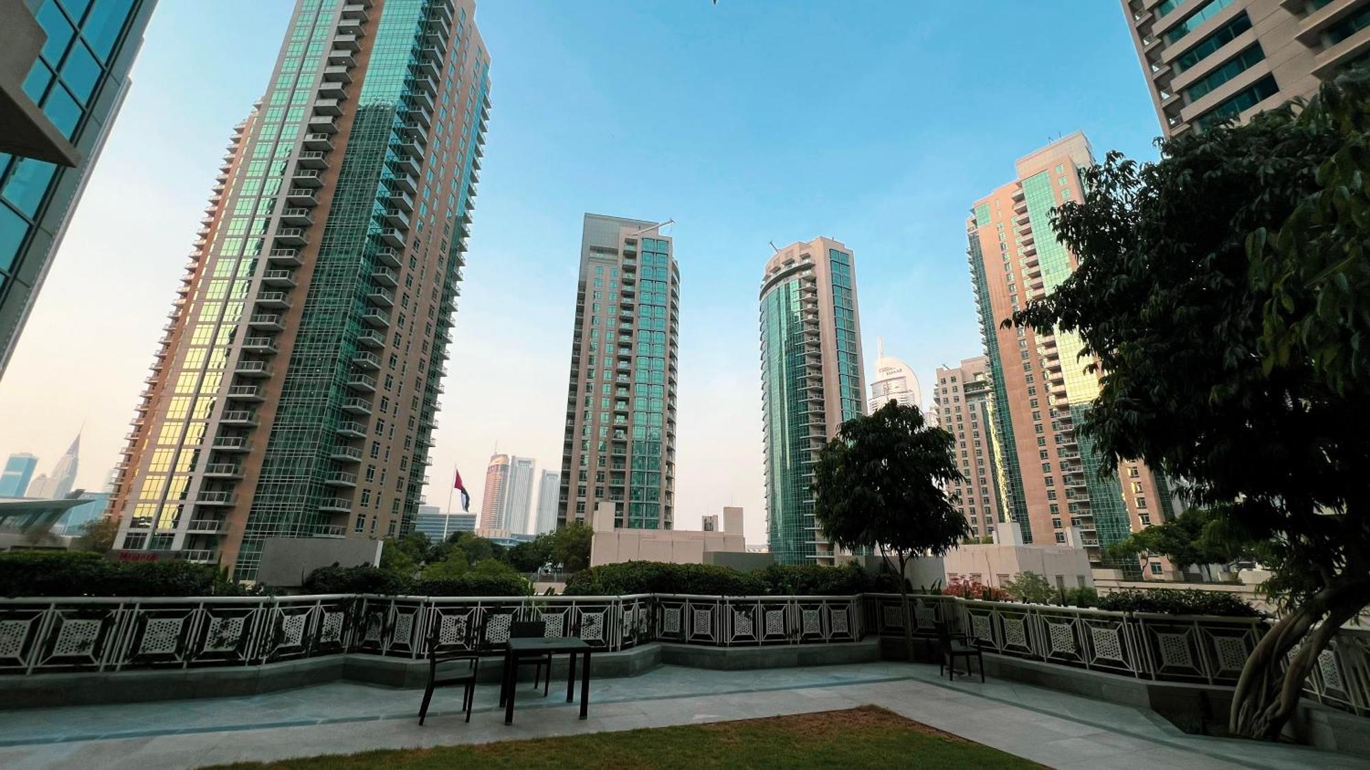 Luxury 2-br Overlooking Burj & Fountain Views Dubai