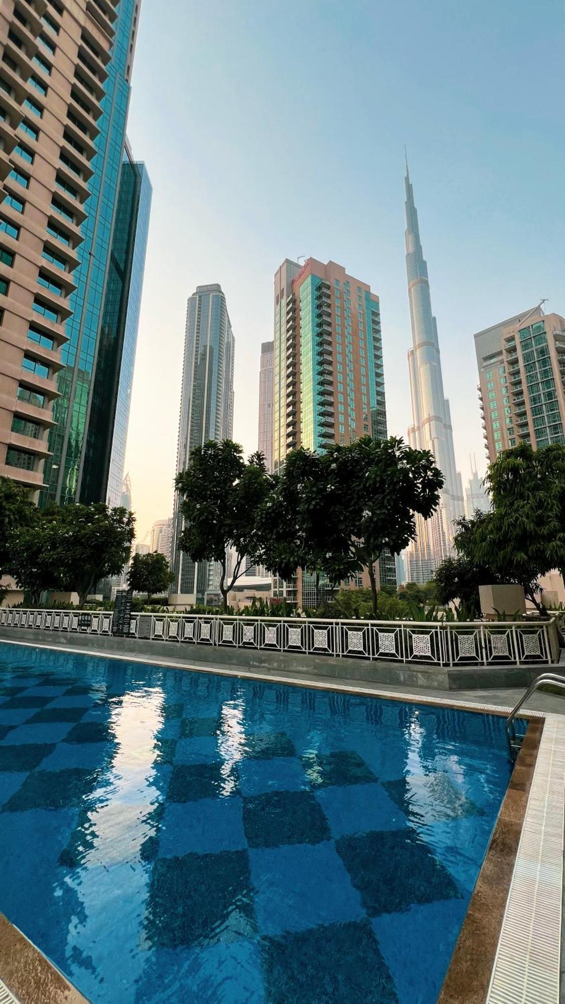 Luxury 2-br Overlooking Burj & Fountain Views * Dubai
