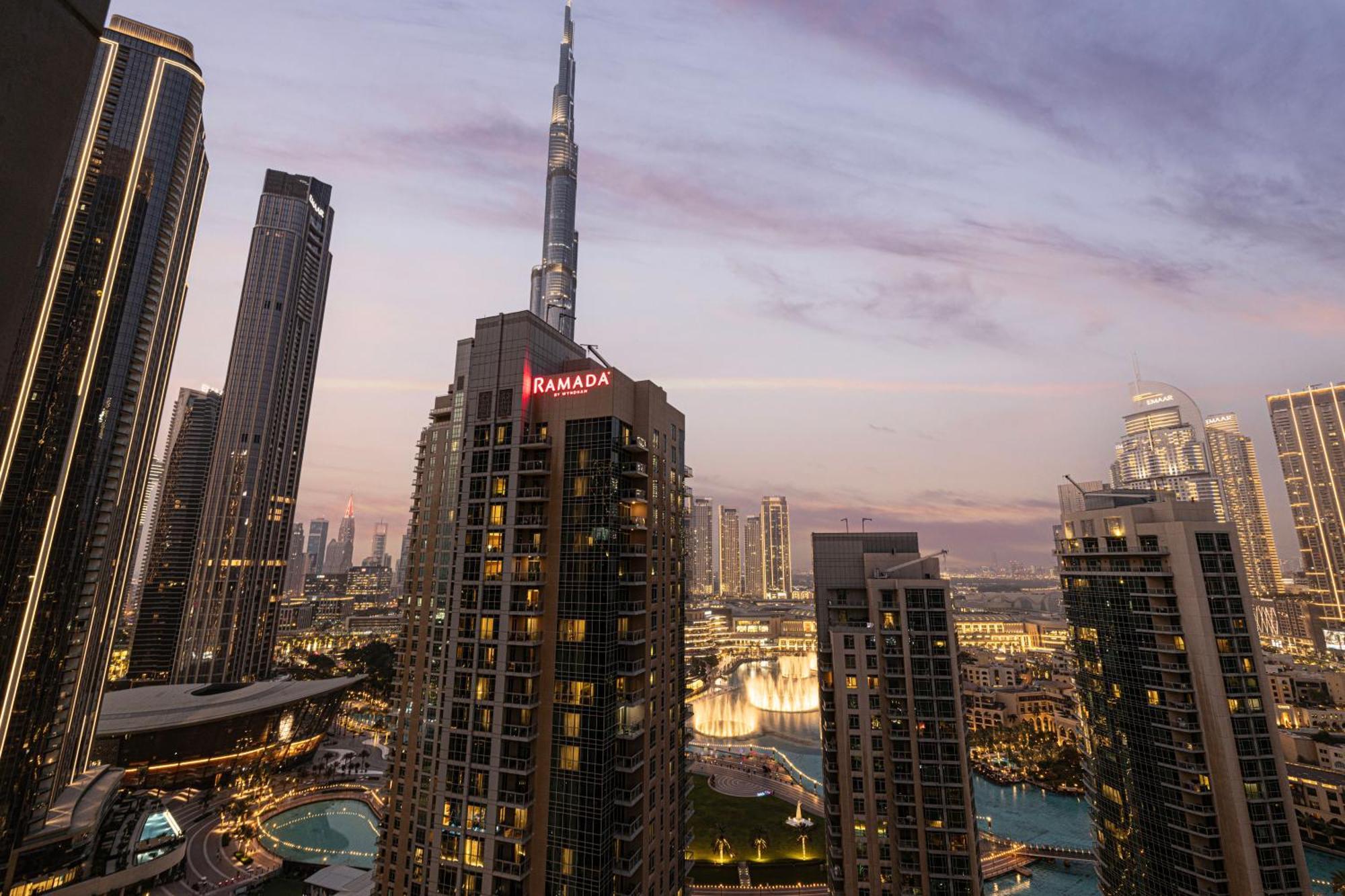 Luxury 2-br Overlooking Burj & Fountain Views Dubai