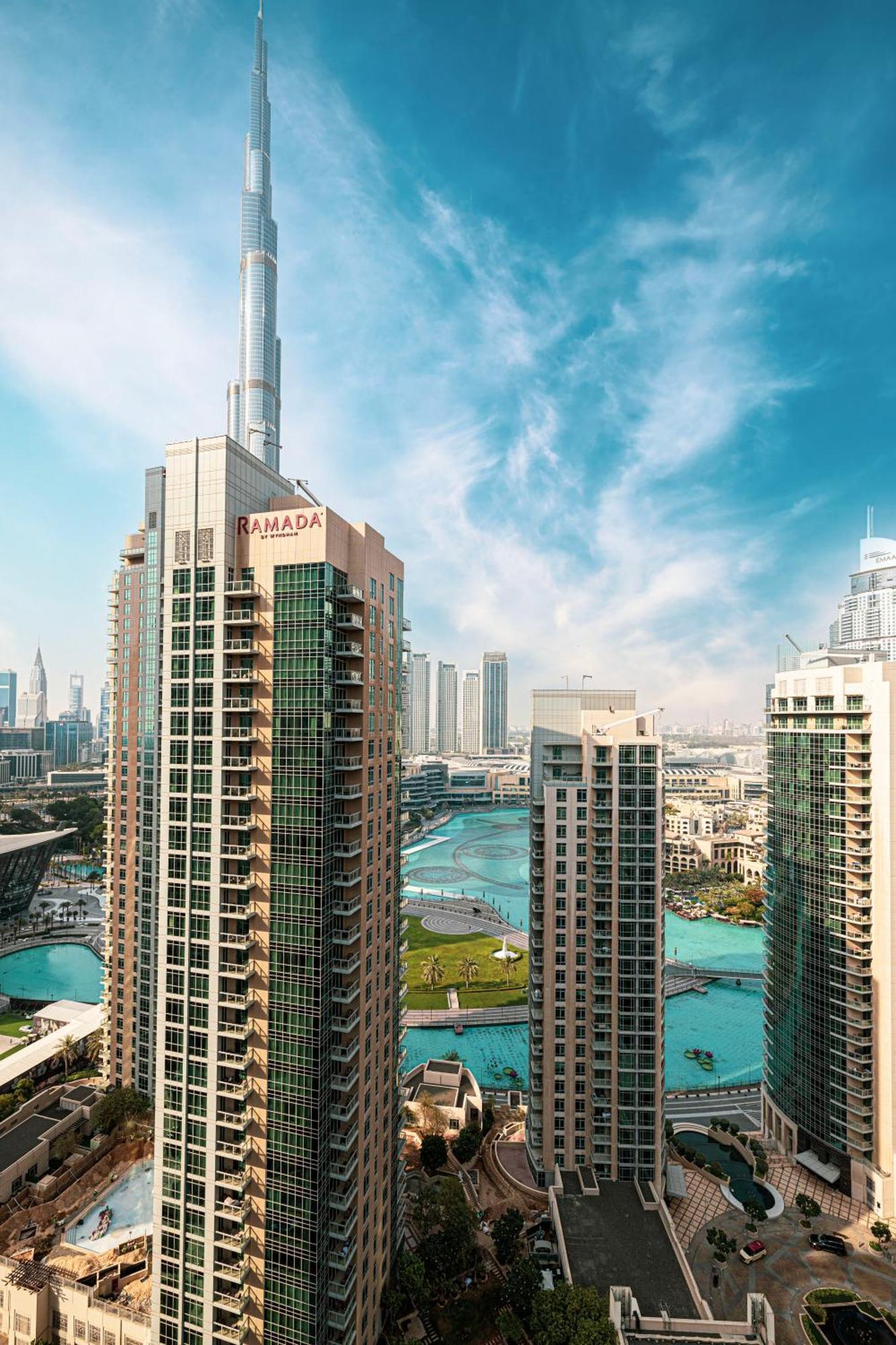 Luxury 2-br Overlooking Burj & Fountain Views * Dubai