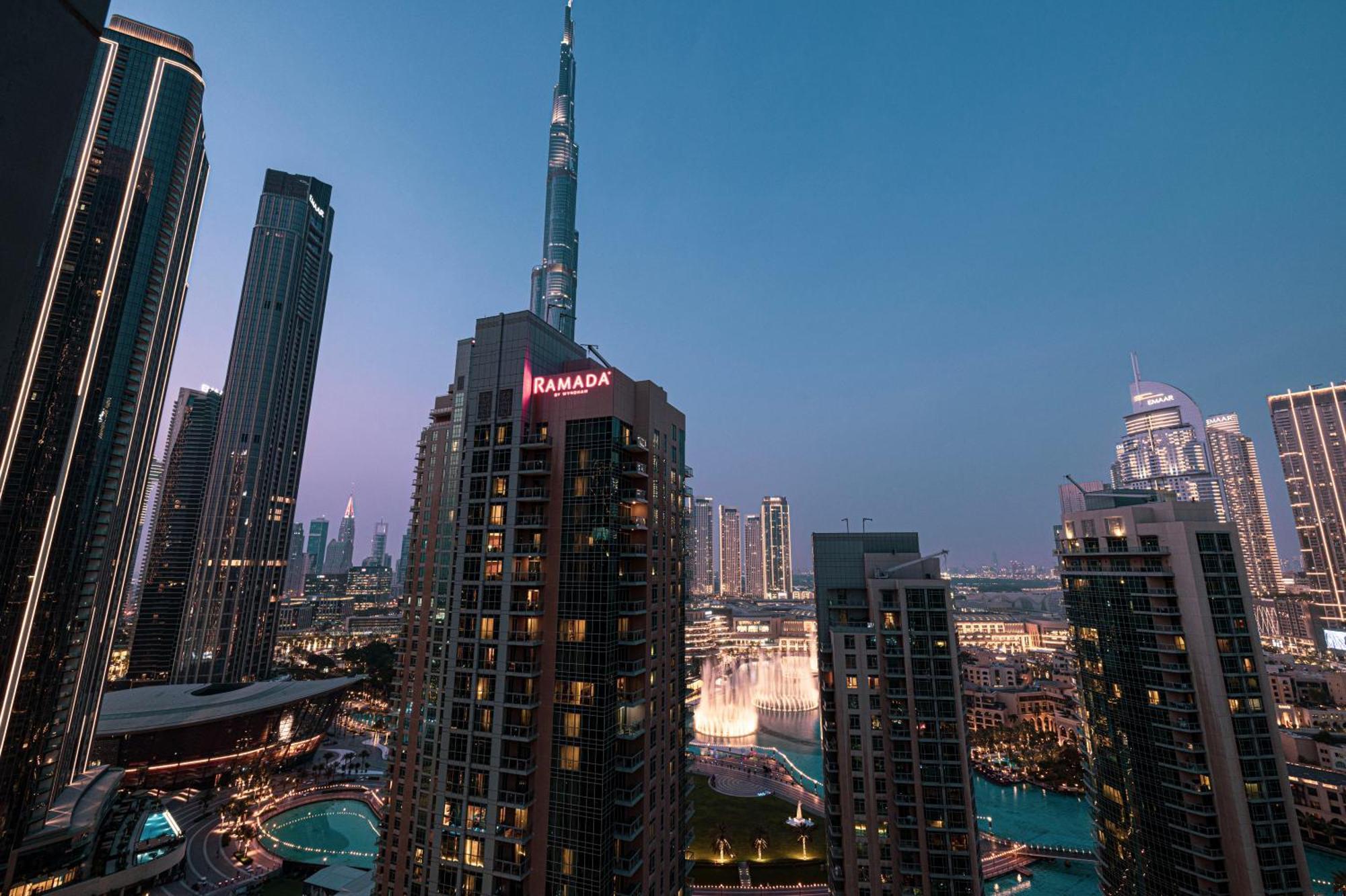 Luxury 2-br Overlooking Burj & Fountain Views Apartment *