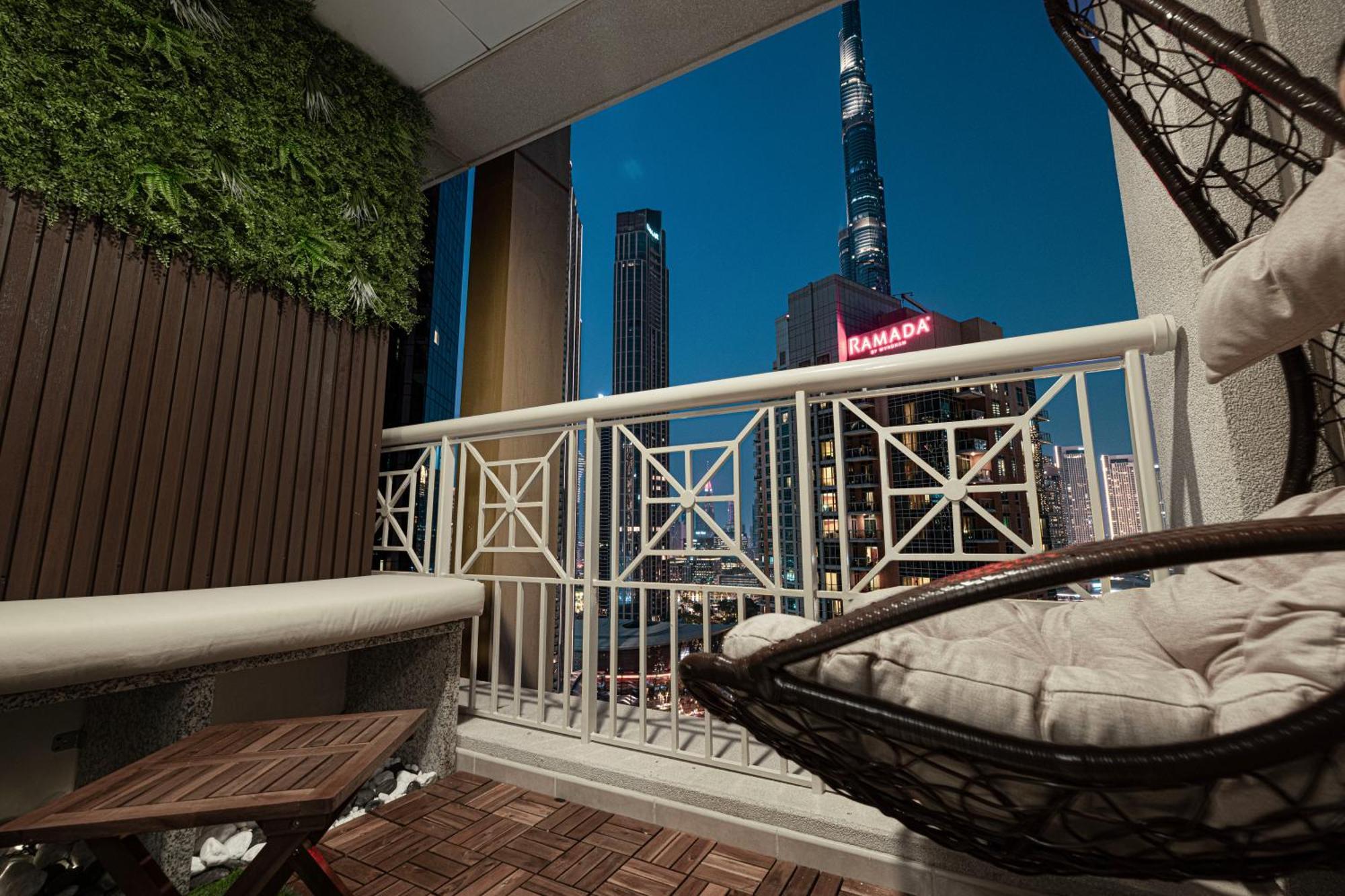 Luxury 2-br Overlooking Burj & Fountain Views * Dubai