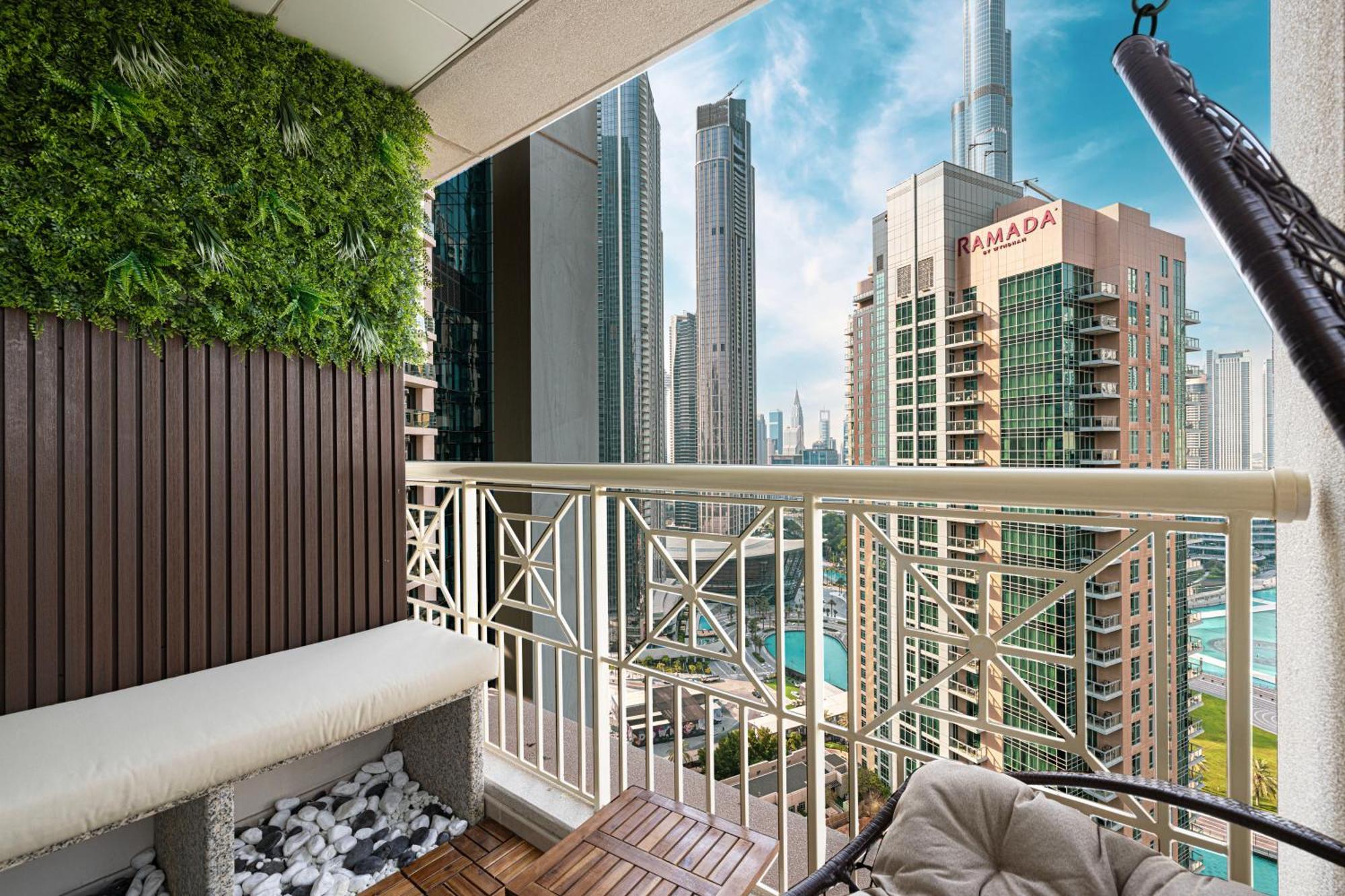 Apartment Luxury 2-br Overlooking Burj & Fountain Views *