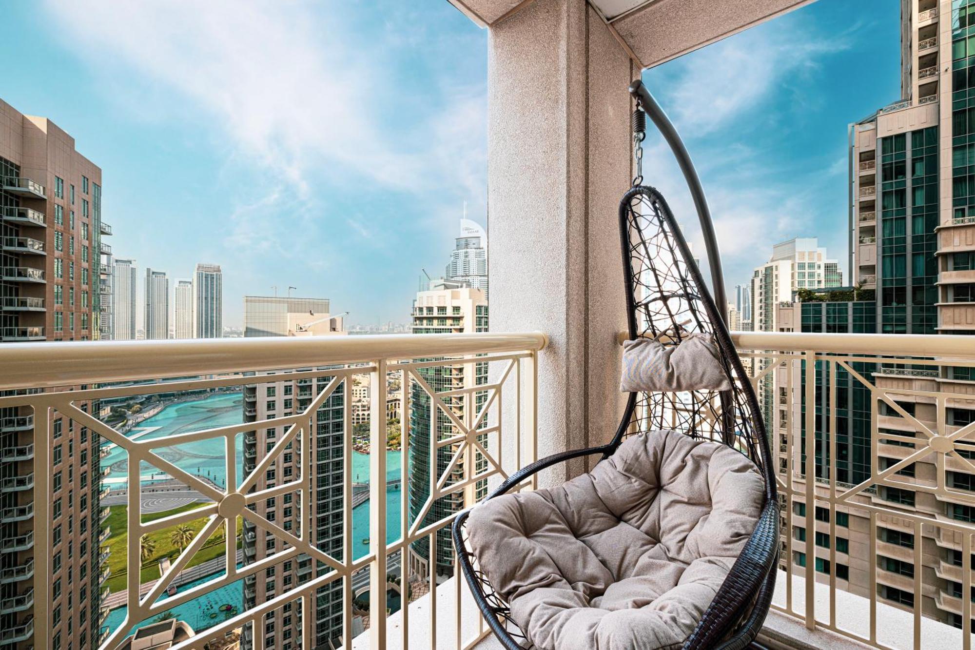 Luxury 2-br Overlooking Burj & Fountain Views *