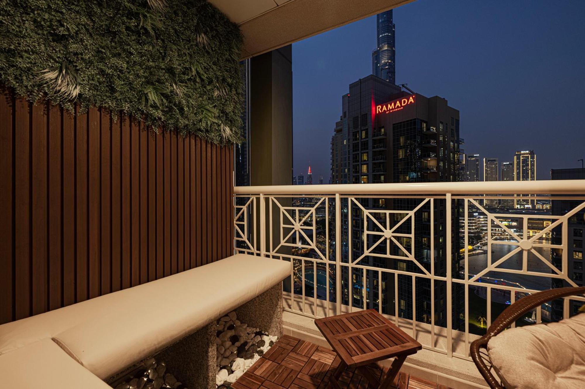 Luxury 2-br Overlooking Burj & Fountain Views * Dubai